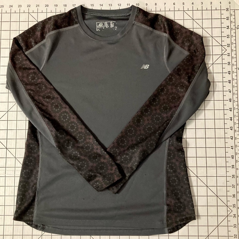 New‎ Balance Women’s Medium Grey Long Sleeve Shirt
